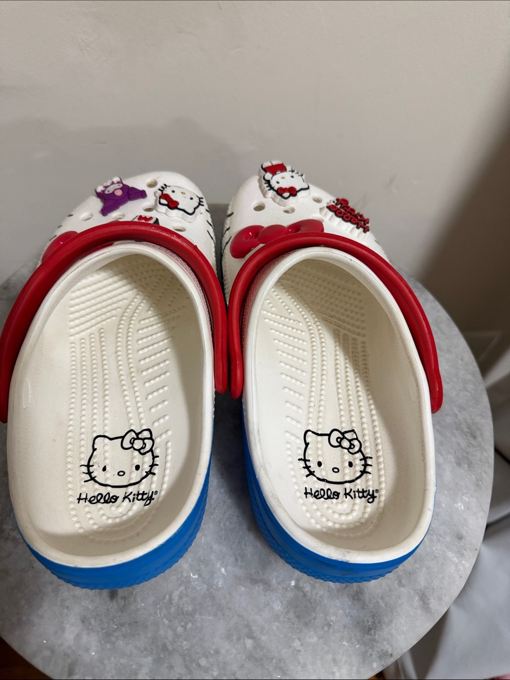 CROCS Kids White Red Blue Hello Kitty Clogs - Picture 3 of 4
